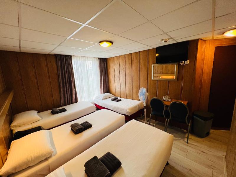 Standard Quadruple Room image 4