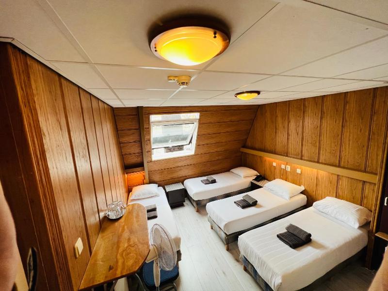 Standard Quadruple Room image 3
