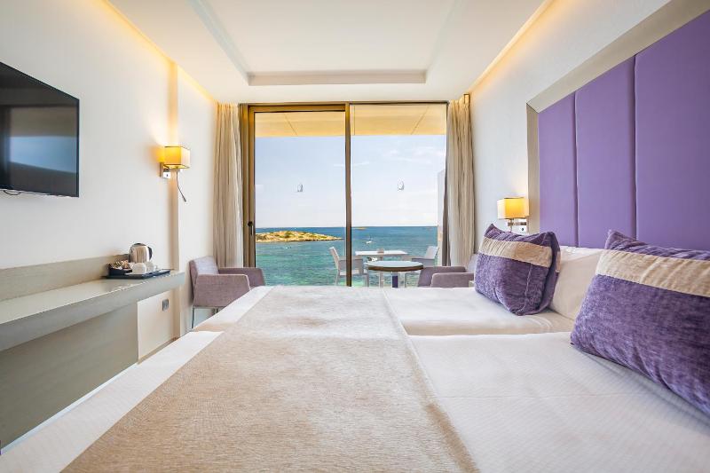 Double Room with Sea View image 1