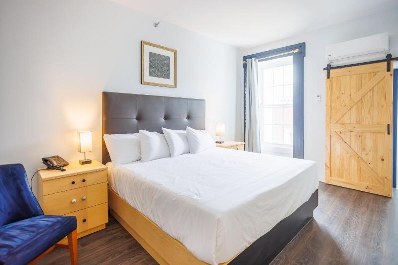 King Room with Roll-In Shower - Disability Access image 1