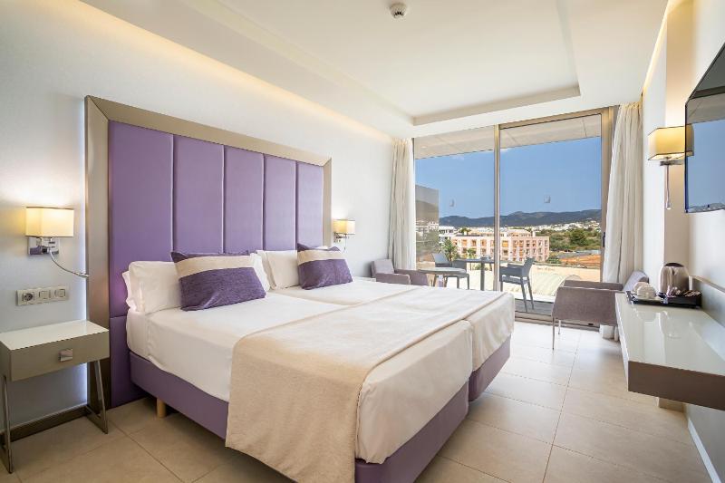 Double Room with City View image 3