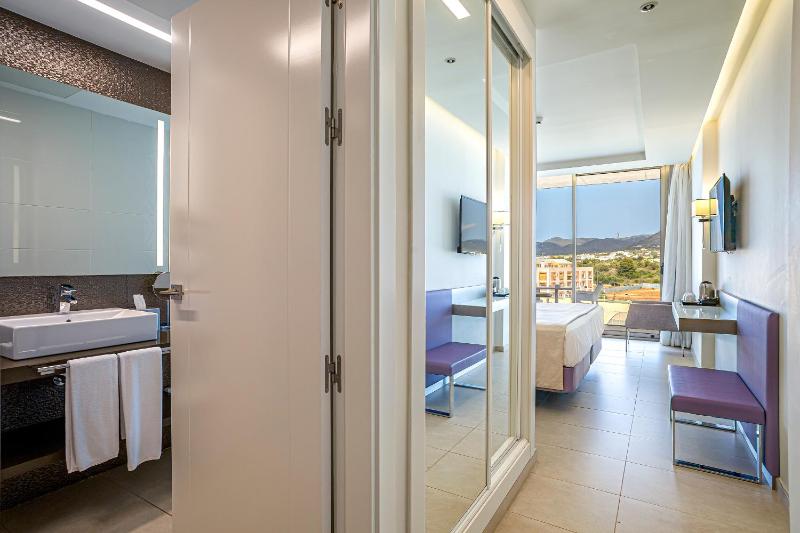 Double Room with City View image 4