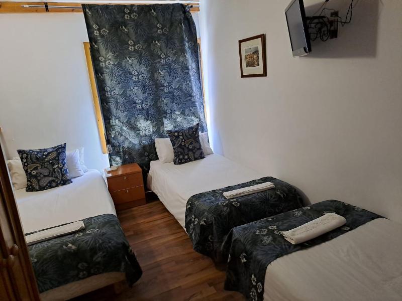 Triple Room (2 Adults + 1 Child) image 3