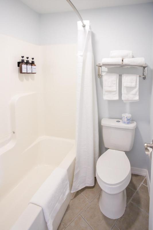 Standard King Room image 3