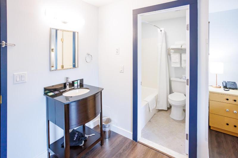 Standard King Room image 4