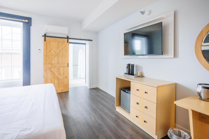 King Room with Roll-In Shower - Disability Access image 4