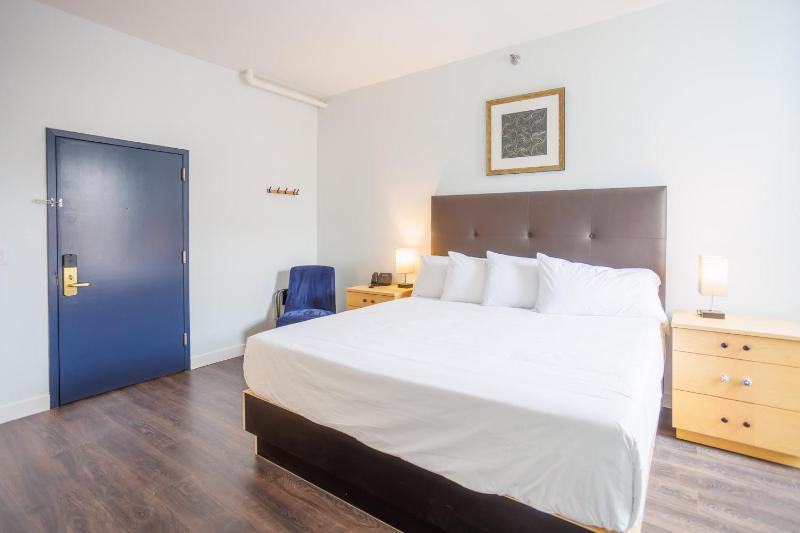 King Room with Roll-In Shower - Disability Access image 3