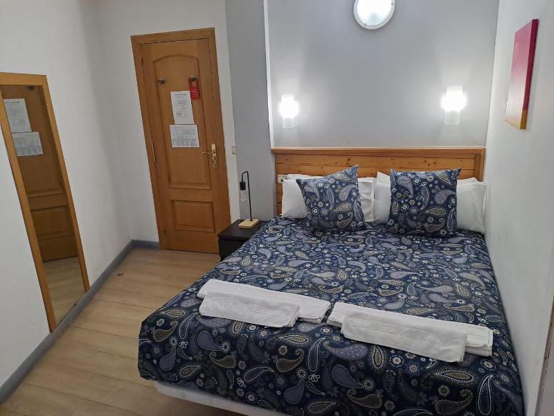 Double or Twin Room image 4