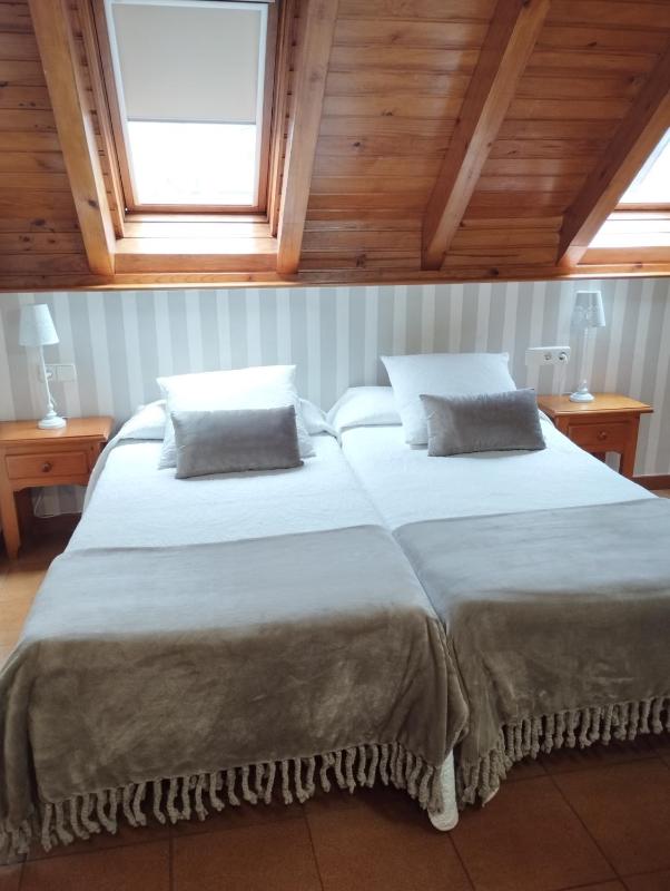 Triple Room with Bath image 1