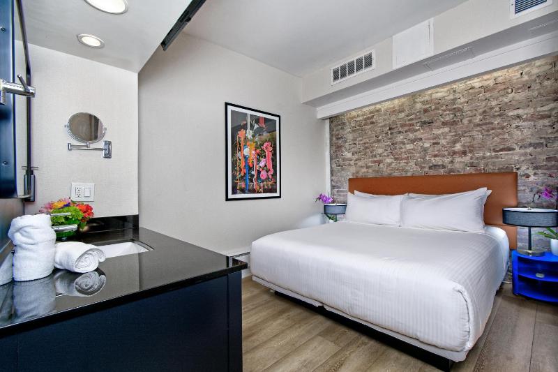Standard Queen Room image 2