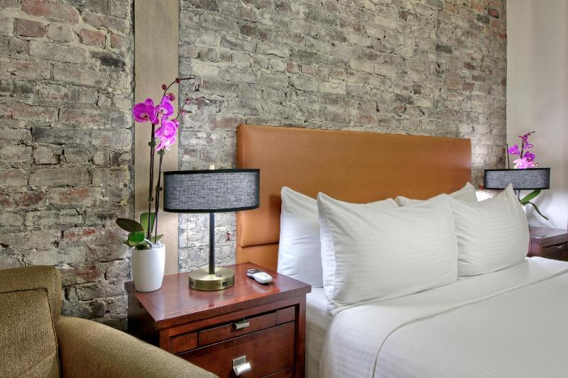 Accessible Standard King Room image 2