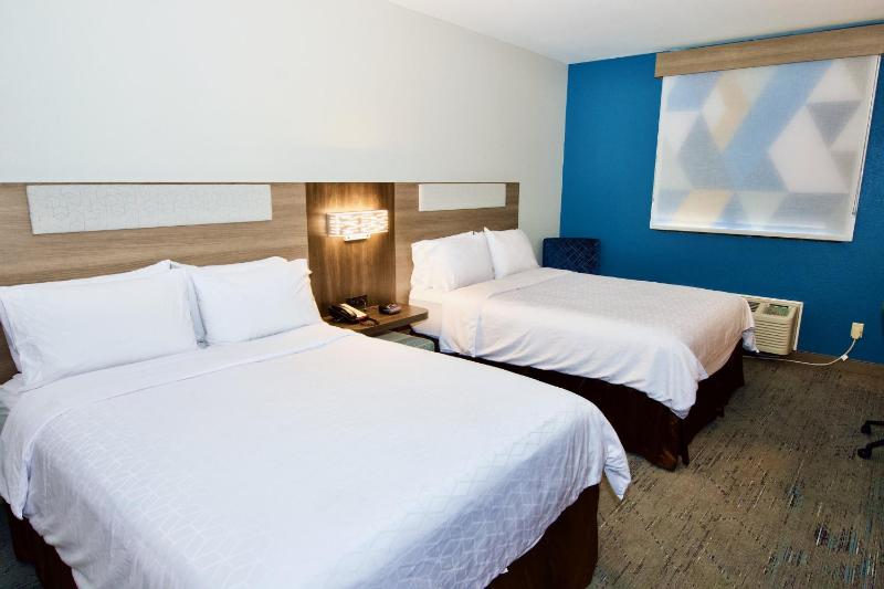Standard Queen Room with Two Queen Beds image 2