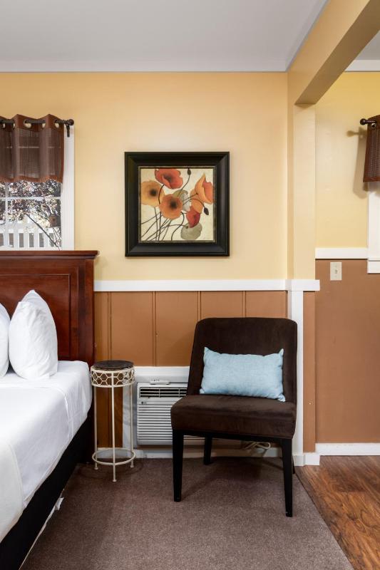 Standard Queen Room image 3