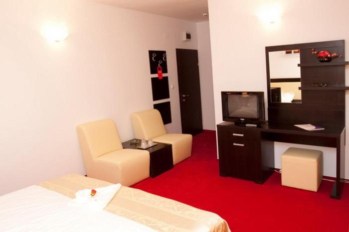 Deluxe Double Room with Balcony image 2