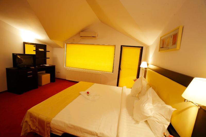 Deluxe Double Room with Extra Bed image 2