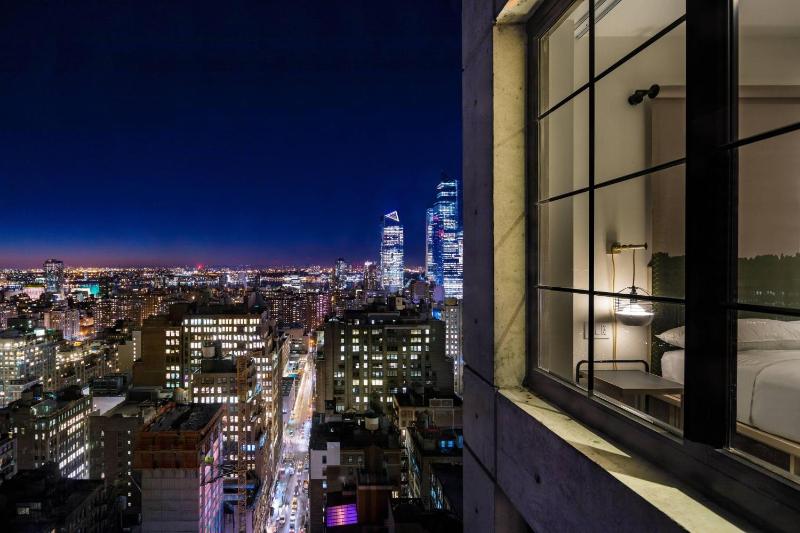 Executive King Room with City View image 4