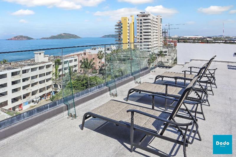 Torre con roof garden y piscina vista al mar Images
