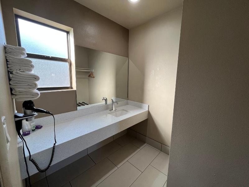 King Room - Non-Smoking image 2