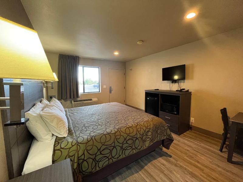 King Room - Non-Smoking image 4