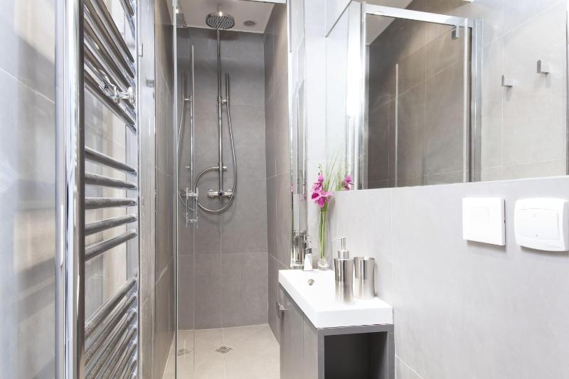 Three-Bedroom Apartment with three Bathrooms image 3
