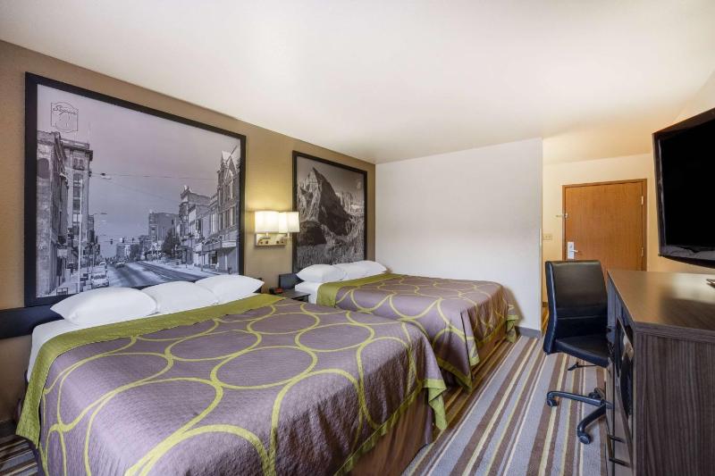 Queen Room with Two Queen Beds - Non-Smoking image 3