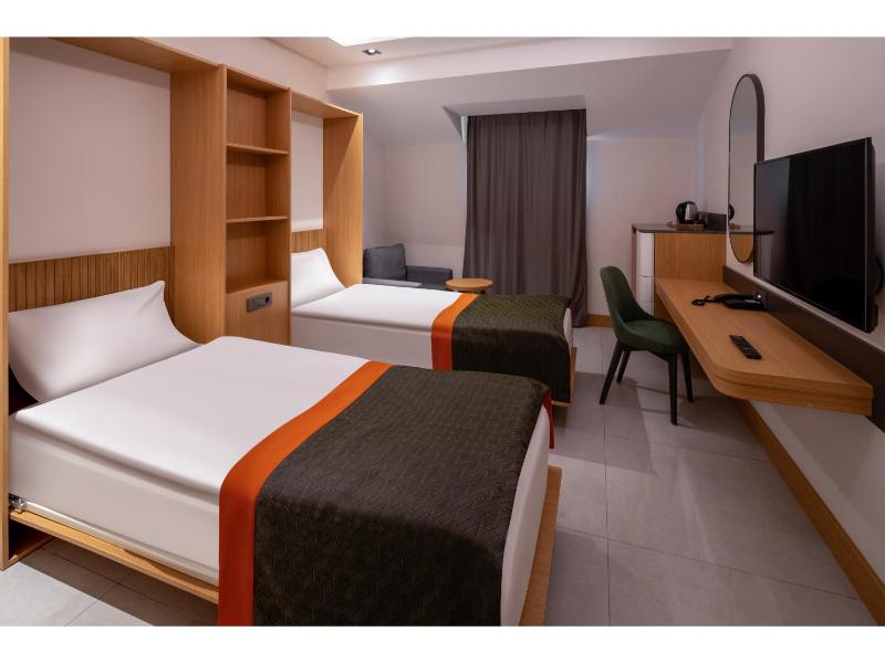 Deluxe Family Suite image 3