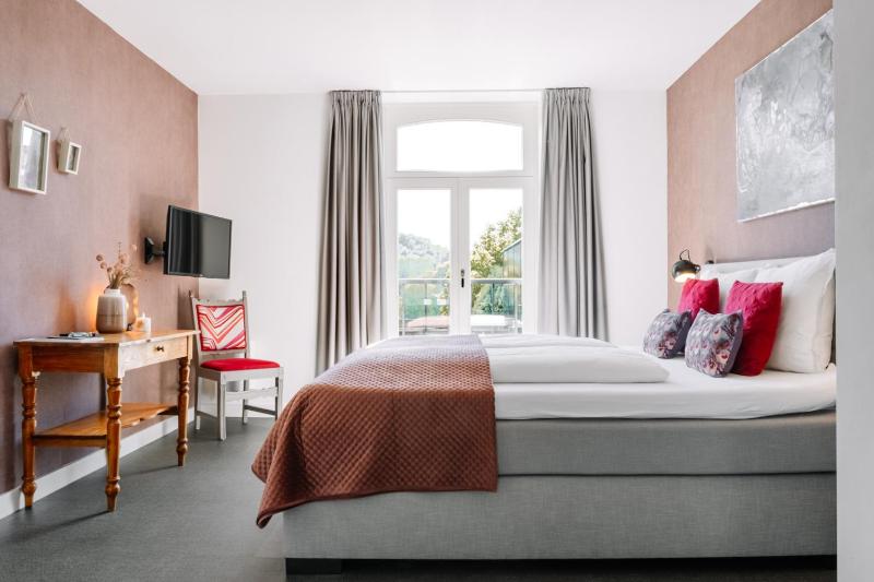 Deluxe King Room image 3