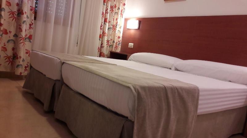 Economy Twin Room image 4