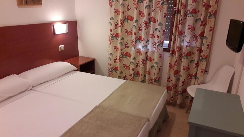 Economy Quadruple Room image 4