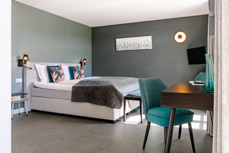 Deluxe King Room image 1