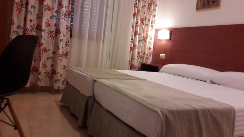 Economy Twin Room image 3