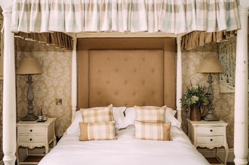 Room with Four-Poster Bed image 4