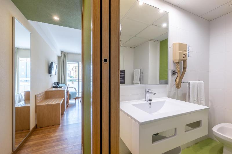 Classic Double Room image 3