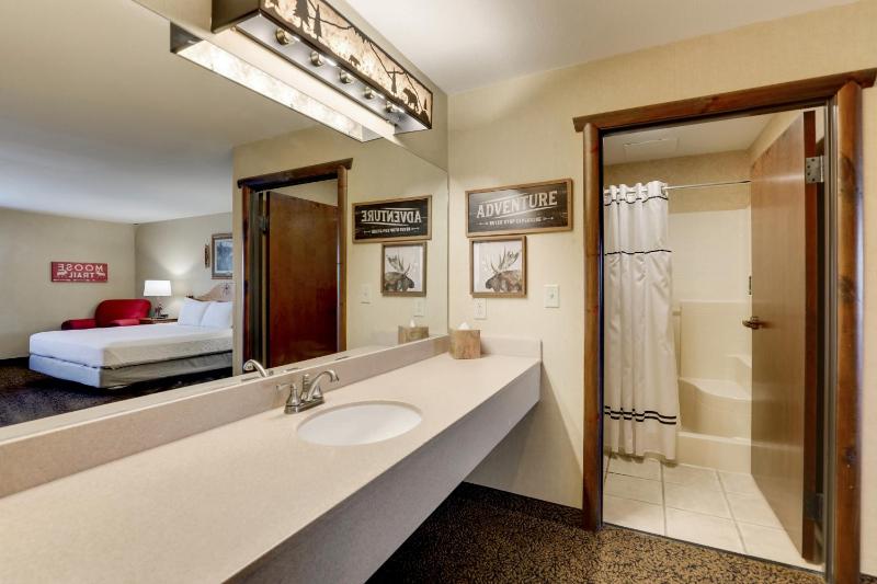 Suite with Hot Tub image 2