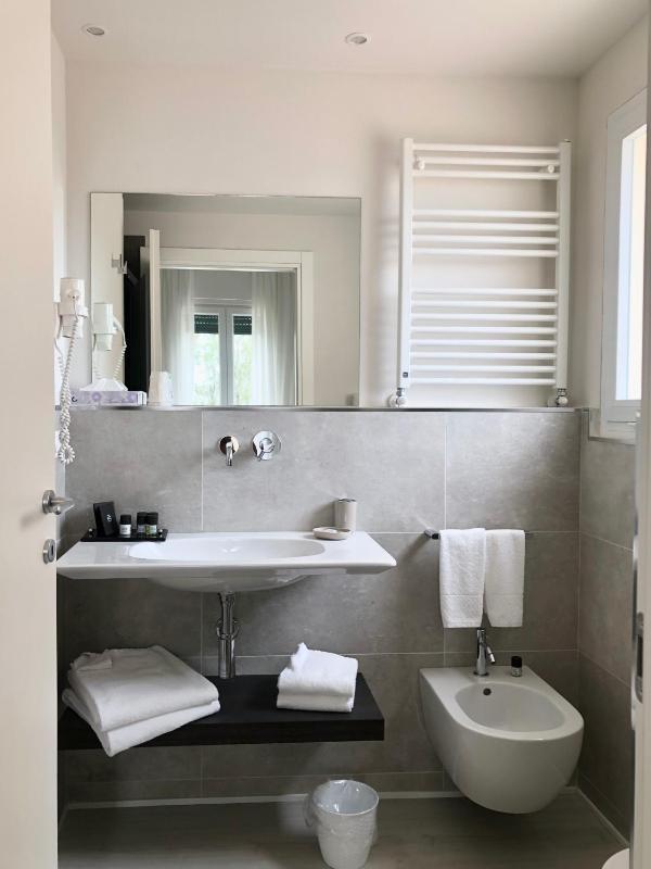Superior Double or Twin Room with Sea View image 3