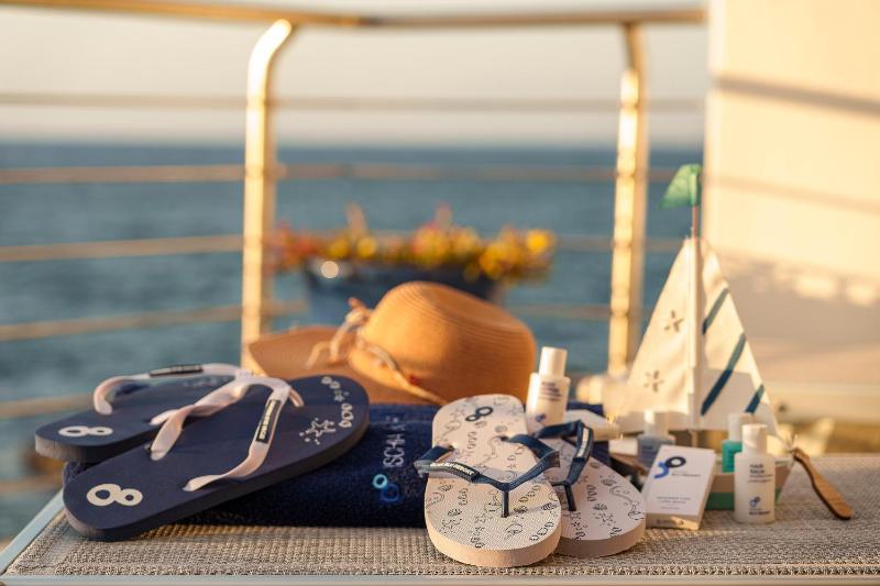 Deluxe Three-Bedroom Apartment with Sea View image 1