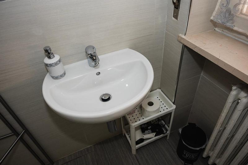 Quadruple Room with Private Bathroom image 2