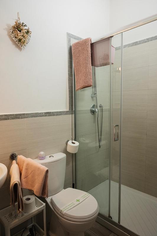 Quadruple Room with Private Bathroom image 4