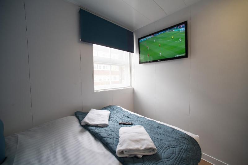 Small Double Room with Window image 3