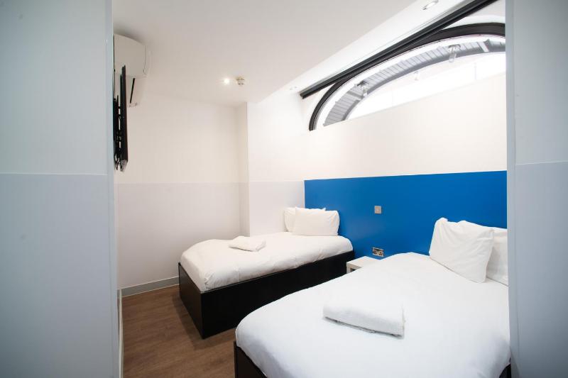 Twin Room without Window image 4
