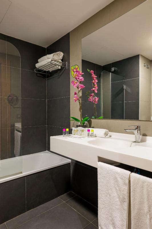 Twin Room with Partial Sea View image 4