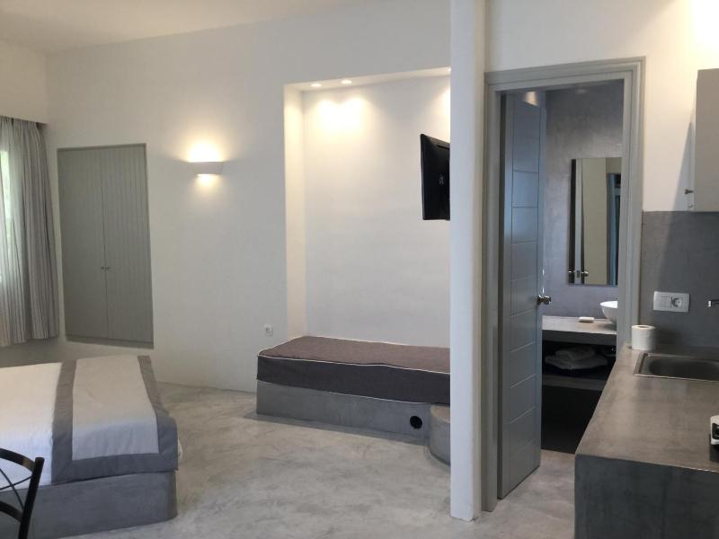 Superior Studio with Hot Tub and Sea View image 4