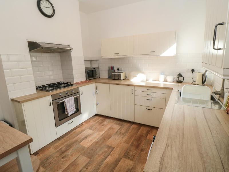 22 St Marys Walk - image 13