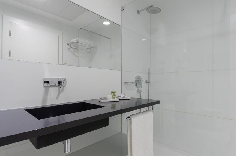 Standard Twin Room image 4