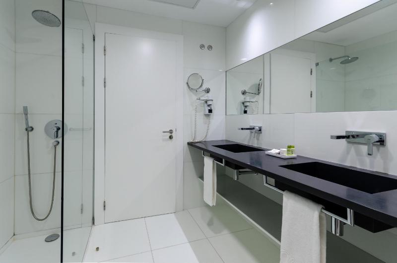 Standard Twin Room image 2