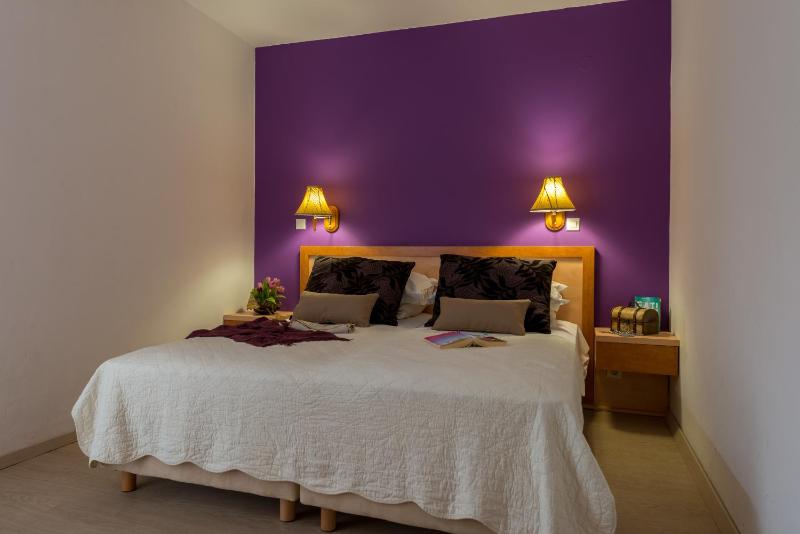 One-Bedroom Apartment image 2
