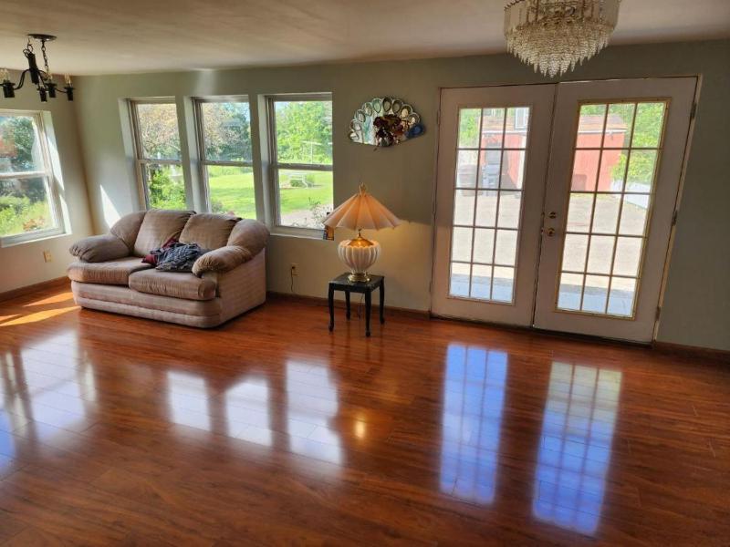 Six-Bedroom House image 2