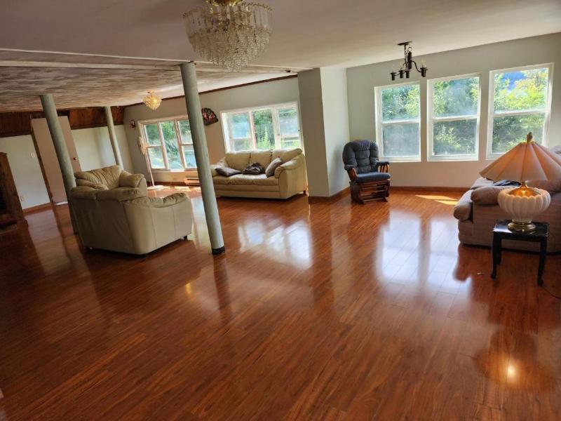 Six-Bedroom House image 3