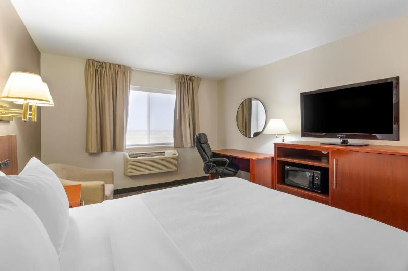Queen Room First Floor - Accessible/Non-Smoking image 4