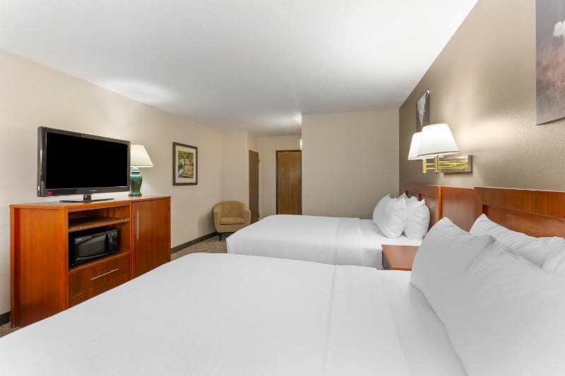 Standard Queen Room with Two Queen Beds image 2